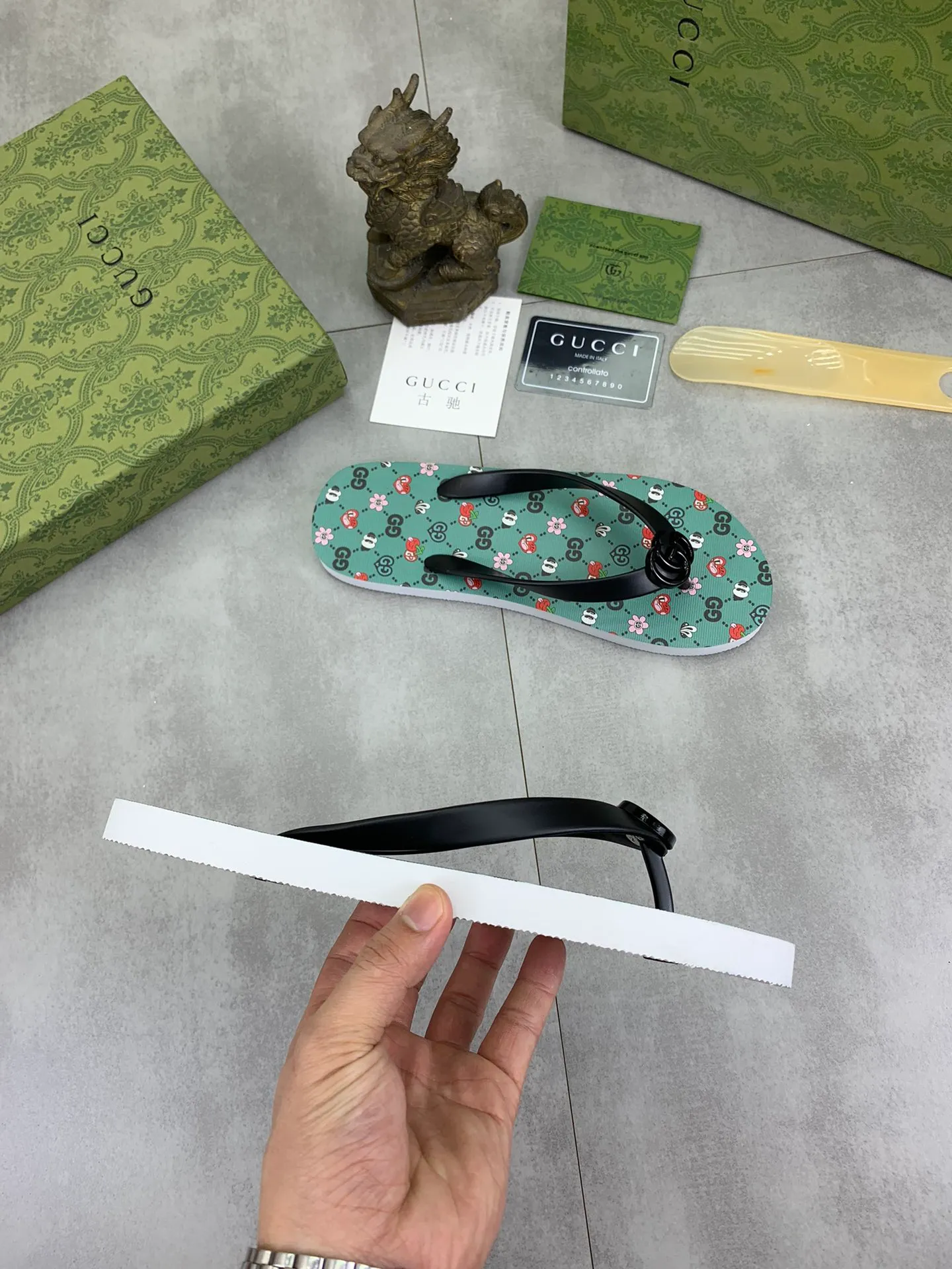 Men's men's shoes 💰P220💰【New style】🆘【GUCCI】Official website's popular Gucci adult couple 🧑‍🤝‍🧑 style, children's flip-flops are on sale at the counter simultaneously! Original fabric imported from Italy. Original bottom provided by the original factory. Size: Adult 36-45. Children’s size: 30-37. Multiple colors available.